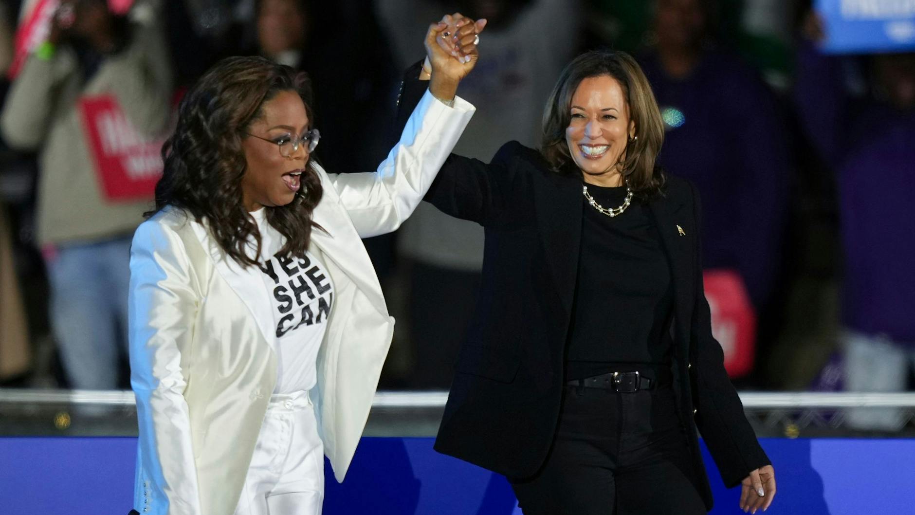 Kamala Harris wurde bei ihrer Abschlusskundgebung vor dem Philadelphia Museum of Art in Philadelphia von Talkshow-Königin Oprah Winfrey (links) unterstützt.