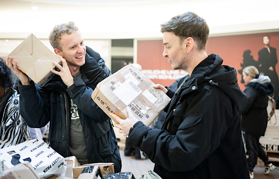 Geheimnisvolle Pakete in einem Pop-up-Store im Einkaufszentrum Boulevard Berlin