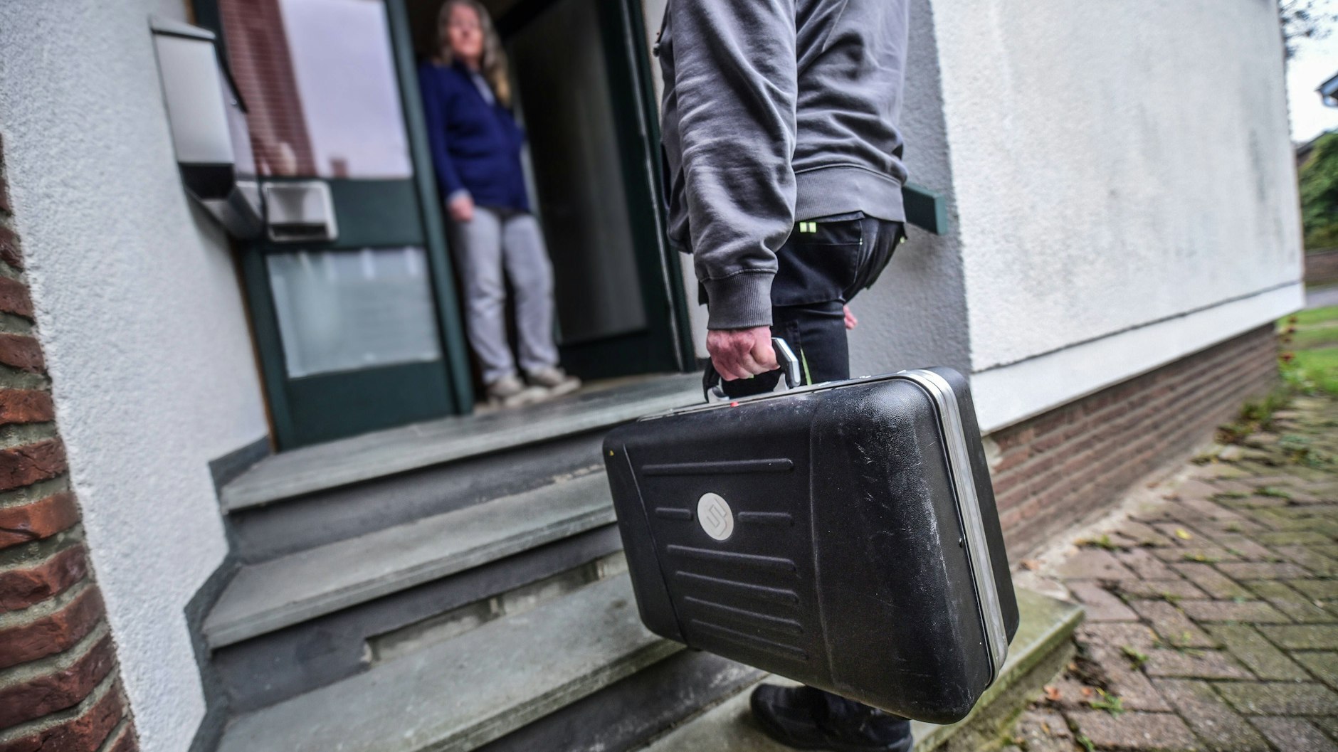Ob als Polizisten, Handwerker, Mitarbeiter von Hilfsorganisationen oder Vertreter der Krankenversuícherung: Betrüger treten in vielen verschiedenen Rollen auf.