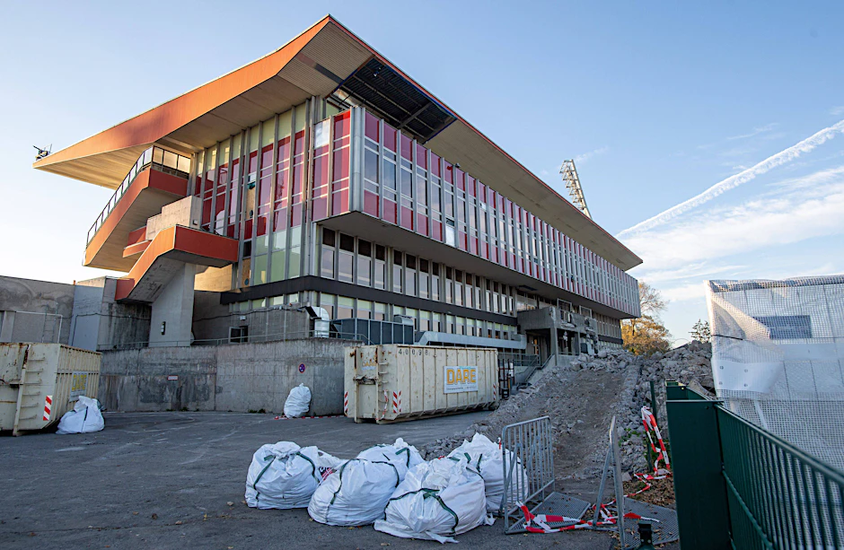 Abrissarbeiten am Friedrich-Ludwig-Jahn-Sportpark in Berlin am 8. Oktober 2024