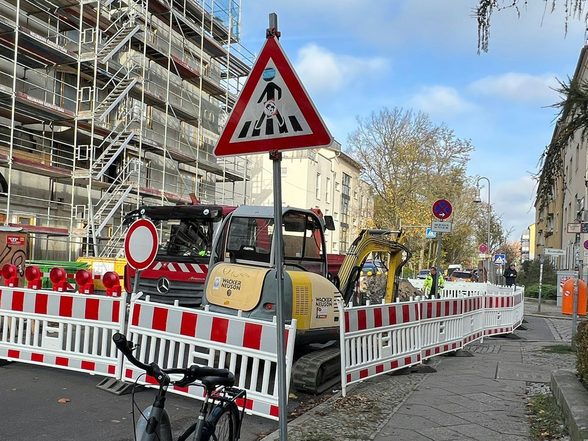 Die Hämmerlingstraße, die gern als Umfahrung für den Bau-Wahnsinn in der Köpenicker Bahnhofstraße genutzt wurde, ist jetzt auch eine Sackgasse.