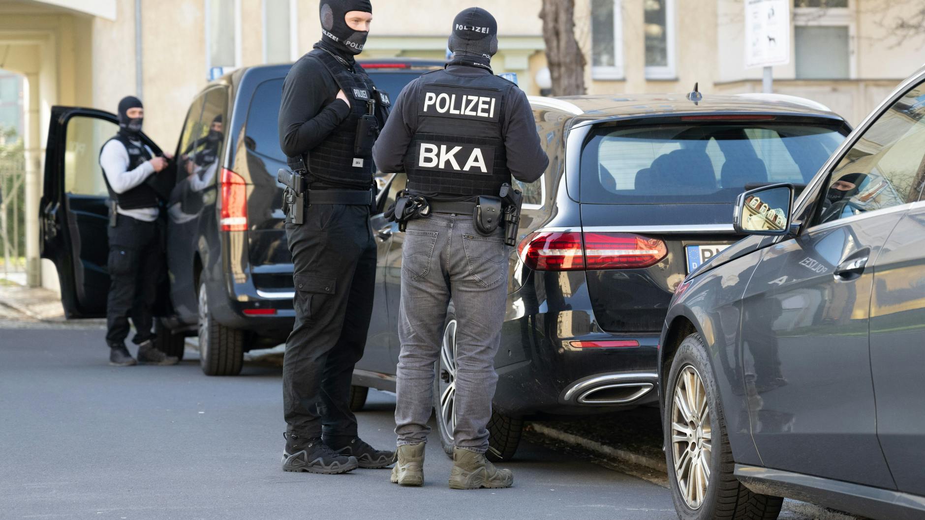 Mitarbeiter des Bundeskriminalamts (BKA) stehen während der Razzia gegen mutmaßliche Rechtsextreme.
