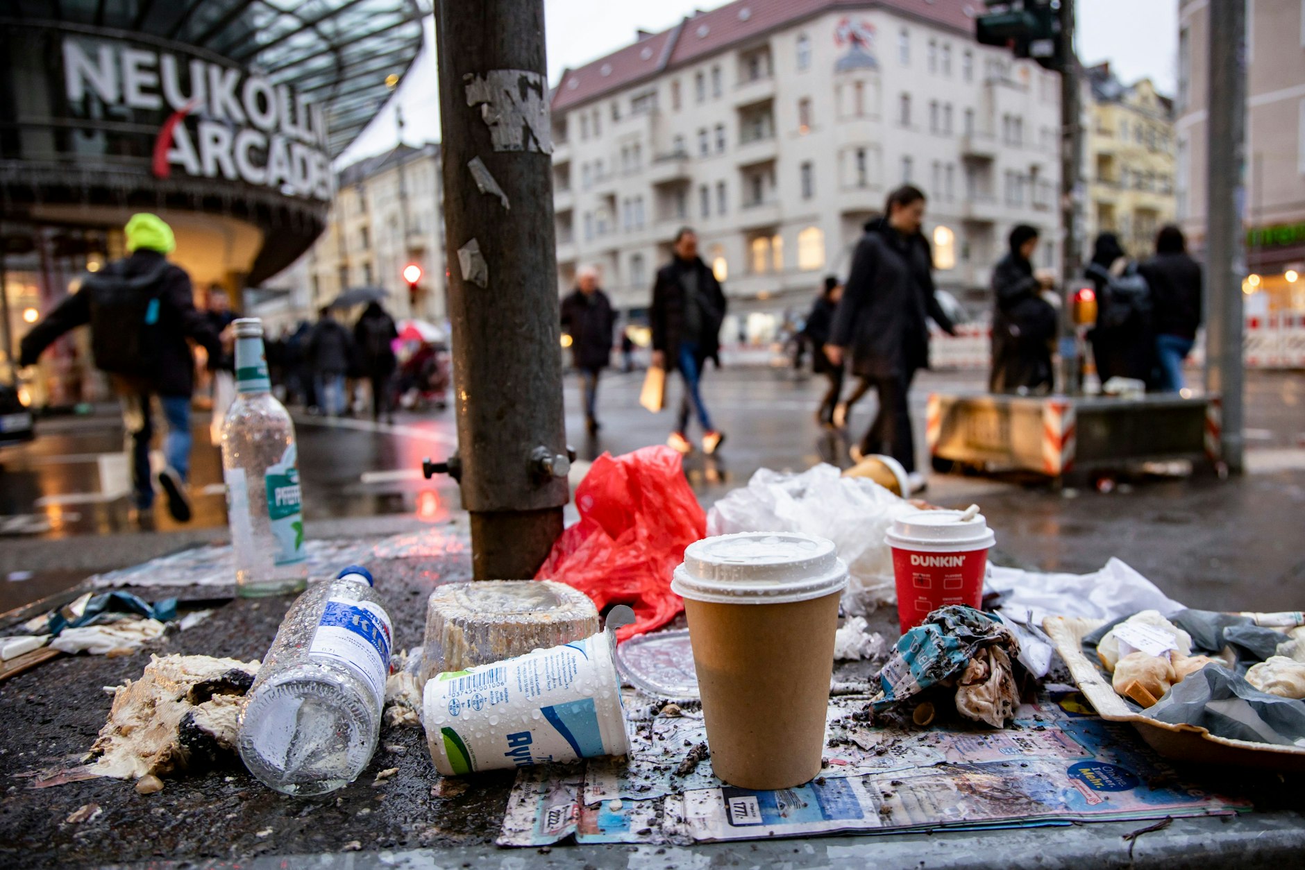 Ein Gehweg voller Müllreste in Berlin-Neukölln