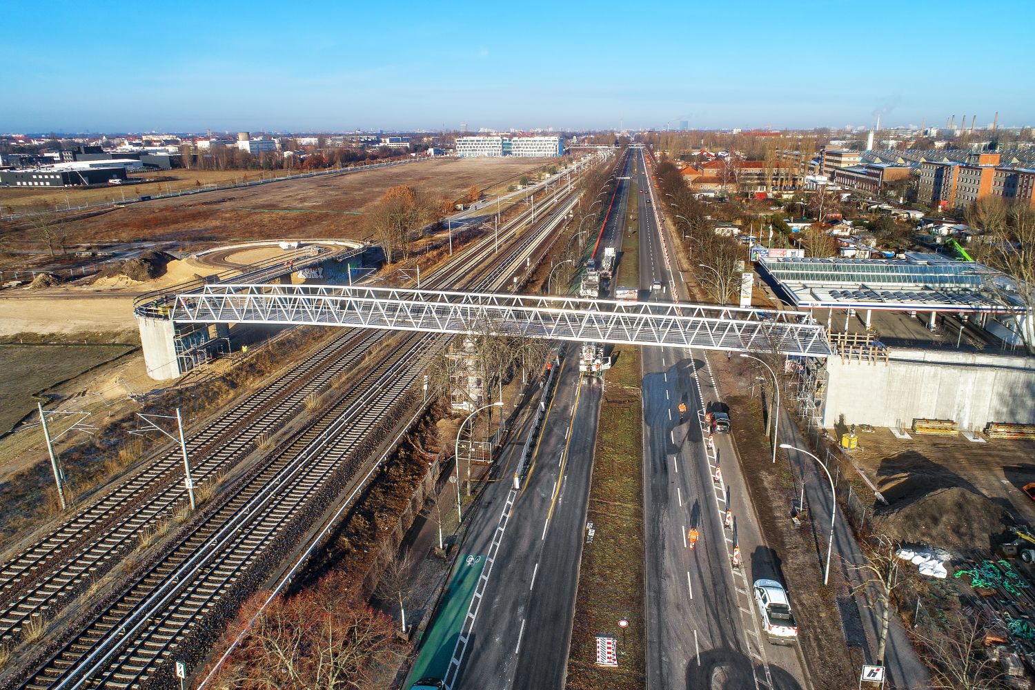 Neue Superbrücke schon mit Graffiti besprüht, bevor sie eröffnet wurde!