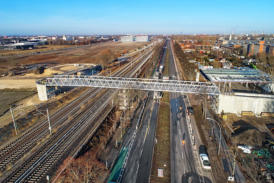 Die 74 Meter lange neue Superbrücke in Berlin-Adlershof.