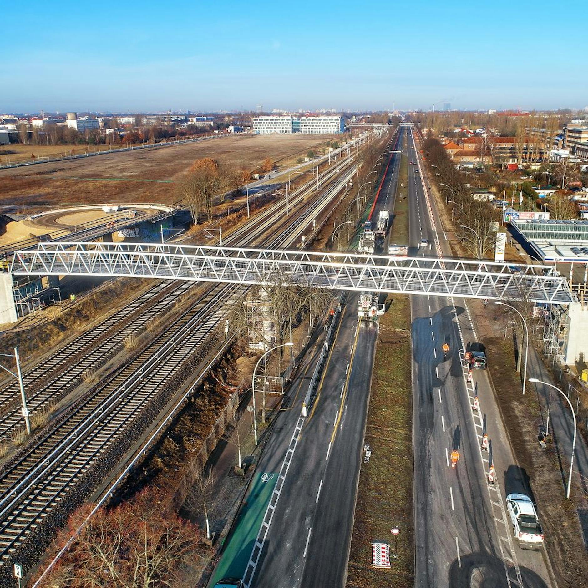 Neue Superbrücke schon mit Graffiti besprüht, bevor sie eröffnet wurde!