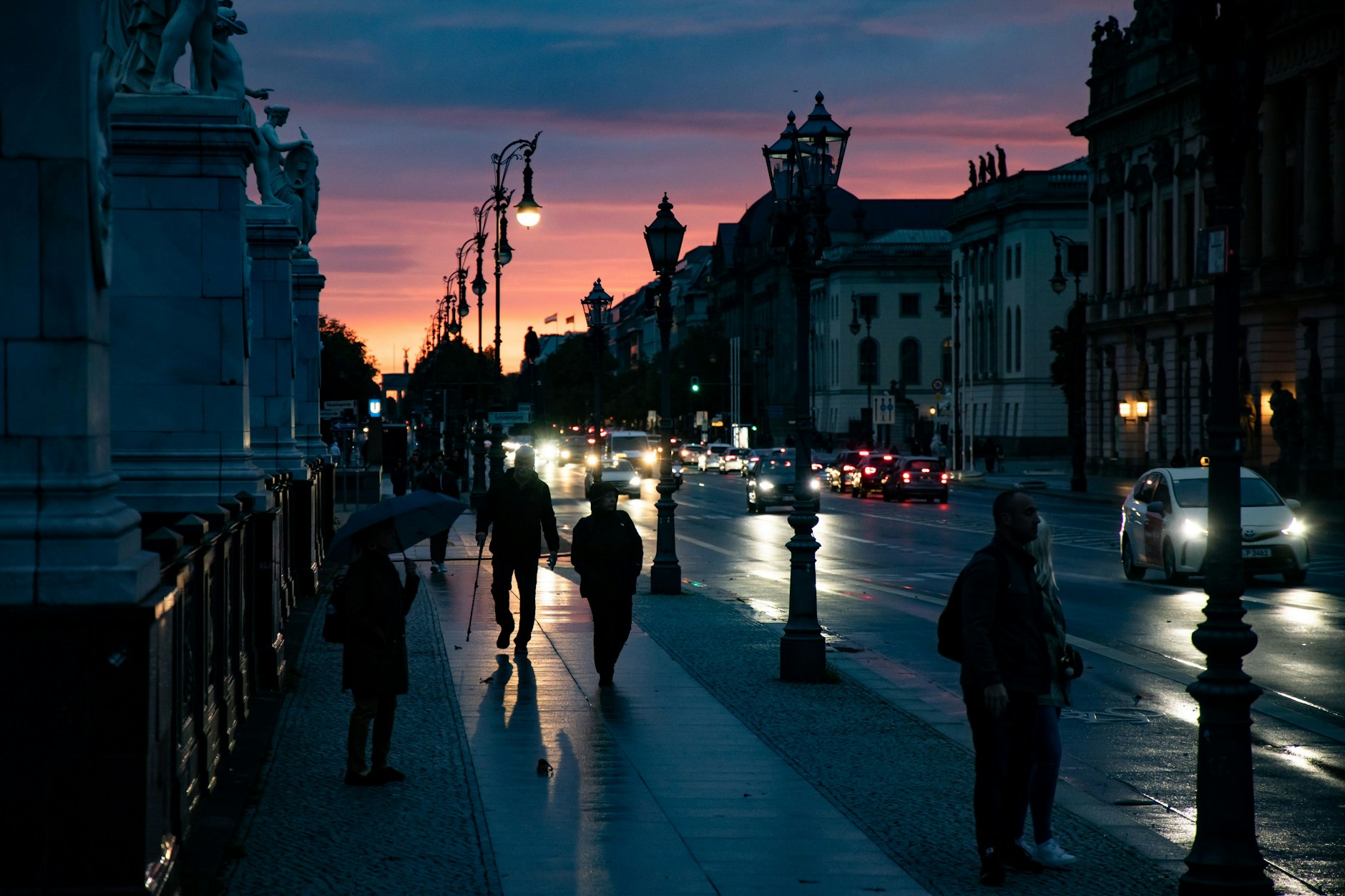 Sonnenuntergang Unter den Linden in Berlin-Mitte. Weihnachtlicher Glanz funktioniert nur, wenn die Berliner Geld locker machen. 