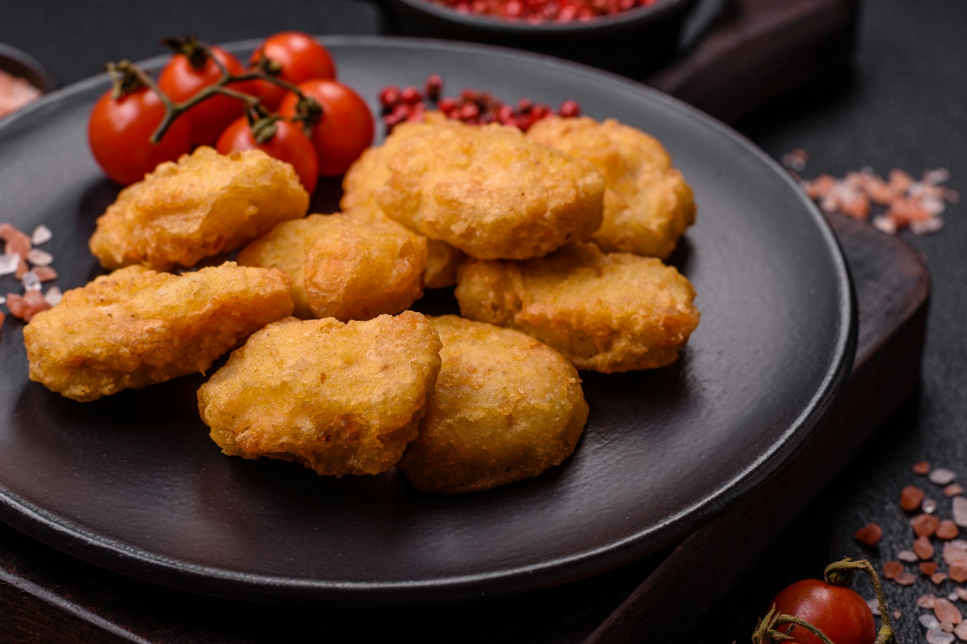 In nur zwölf Minuten sind die Chicken-Nuggets in der Heißluftfritteuse knusprig und goldbraun gebacken.