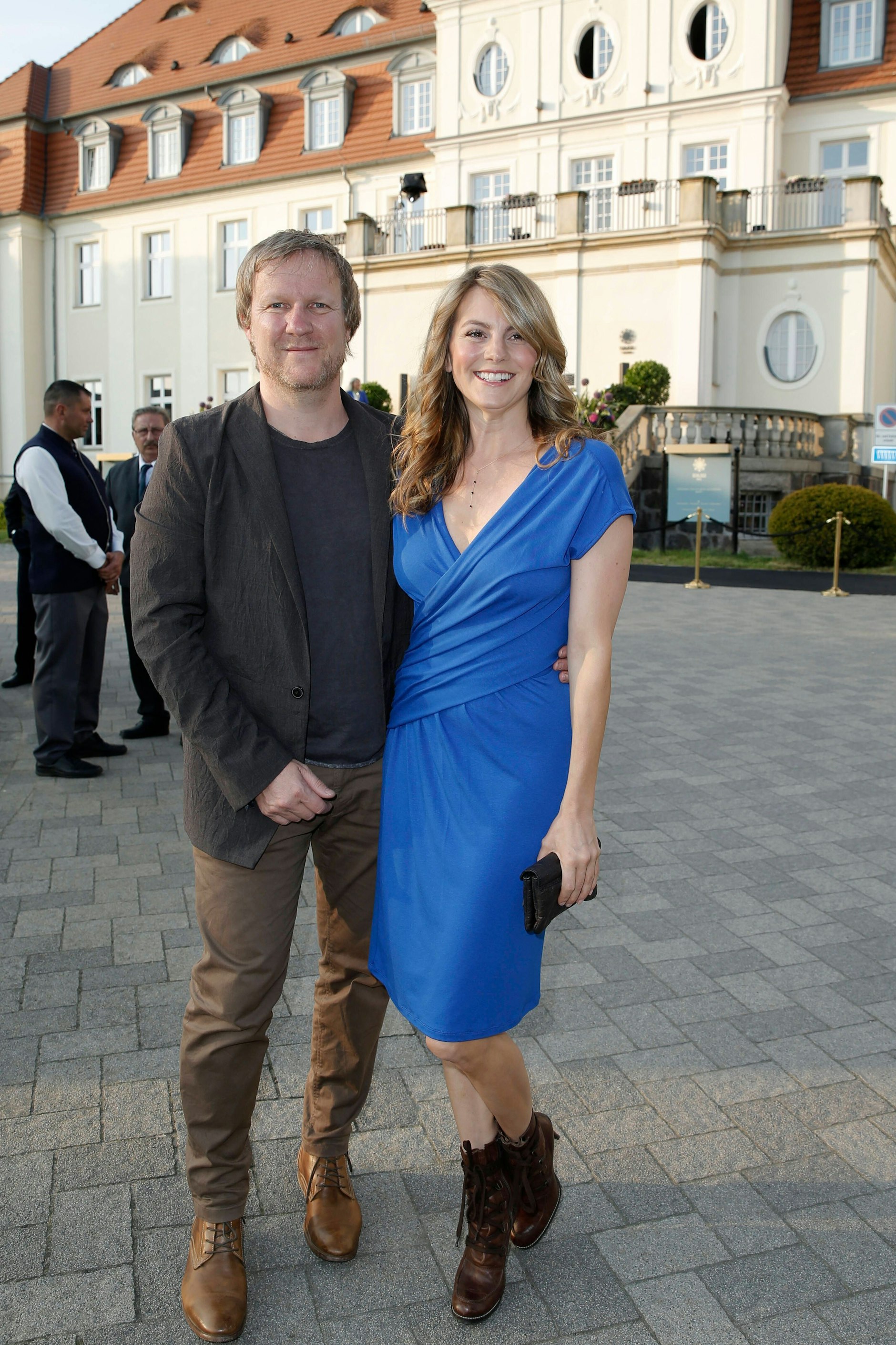 Luise Bähr mit ihrem Lebensgefährten Bernhard Jasper 2017 vor Schloss Fleesensee in Göhren-Lebbin.