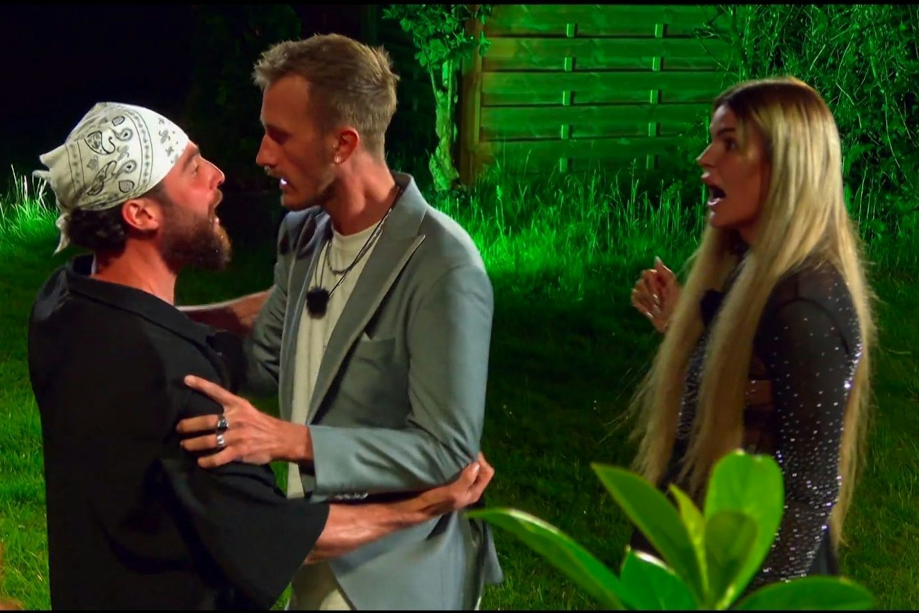 Zwischen Umut Tekin und Glorias Freund Michael kommt es beinahe zur Schlägerei.