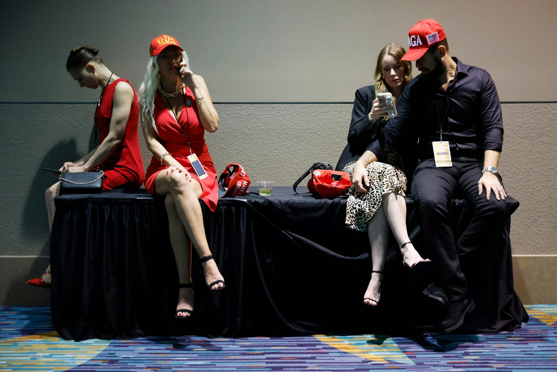 Trump-Unterstützer schauen in West Palm Beach (Florida) auf ihre Telefone, als die ersten Ergebnisse einlaufen.