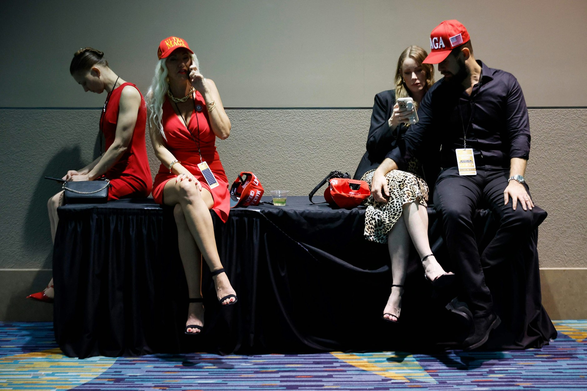 Trump-Unterstützer schauen in West Palm Beach (Florida) auf ihre Telefone, als die ersten Ergebnisse einlaufen.