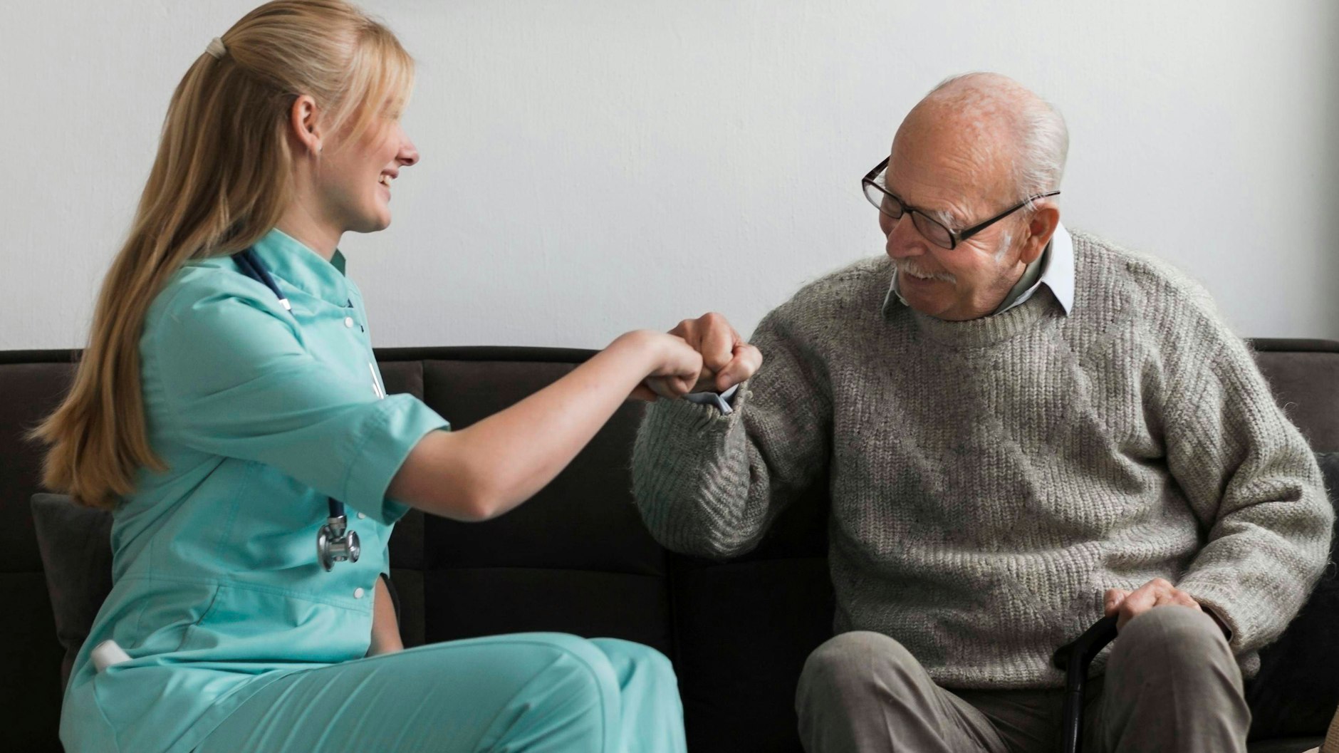Ein Rentner und eine medizinische Kraft freuen sich über einen Deal (Symbolfoto).