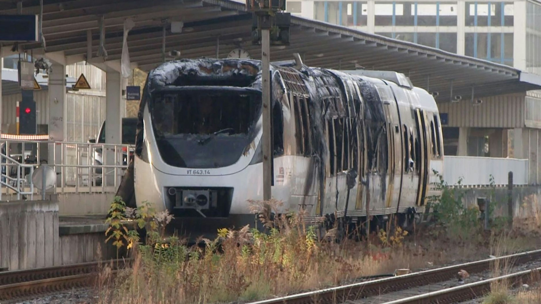 Der ausgebrannte Zug der privaten Niederbarnimer Eisenbahn (NEB) steht  im S-Bahnhof Ahrensfelde. Noch immer wird der Zug von Experten untersucht.&nbsp;