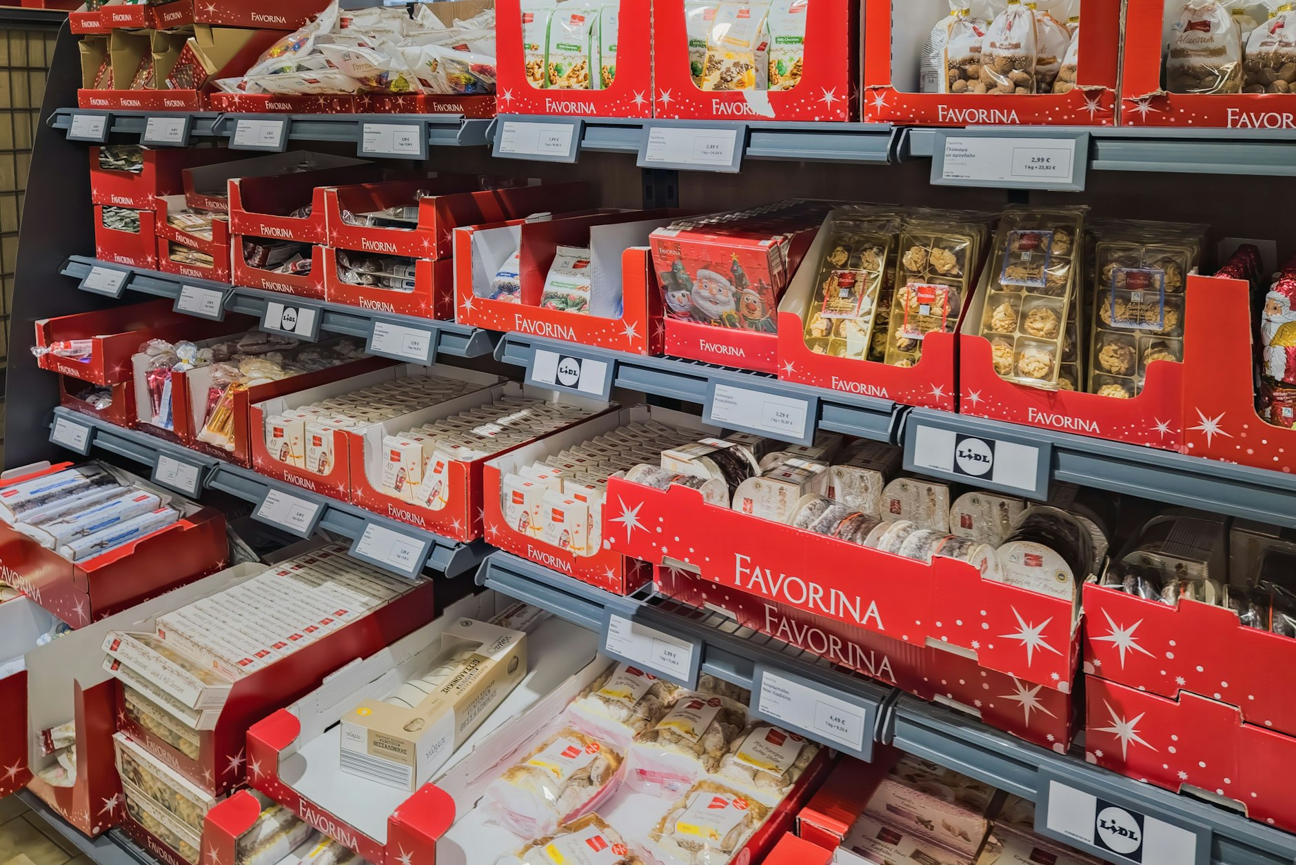 Im Discounter sind die Regale prall gefüllt mit Weihnachtsgebäck der jeweiligen Eigenmarken. Dahinter verbergen sich große deutsche Qualitätsmarken zum günstigen Preis.