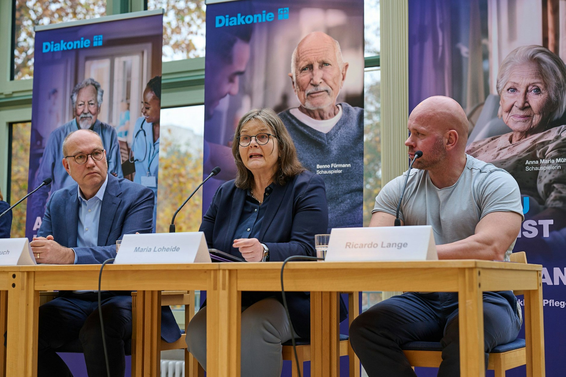 Intensivpfleger Ricardo Lange (r.) stellt gemeinsam mit Diakonie-Präsident Rüdiger Schuch (l.) und Vorstand Maria Loheide die neue Kampagne zur Stärkung der Pflege vor.