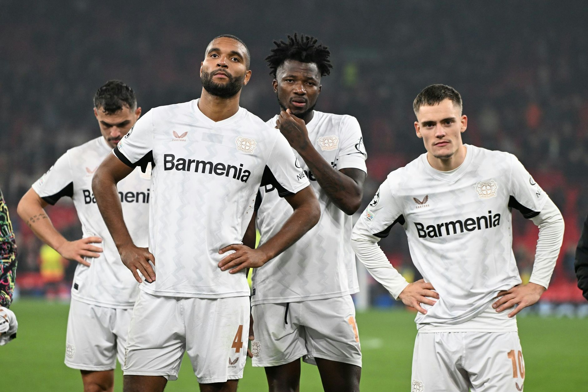 Bayer Leverkusens Granit Xhaka, Jonathan Tah, Edmond Tapsoba und Florian Wirtz (v.l.) stehen nach dem Spiel enttäuscht bei den Fans.