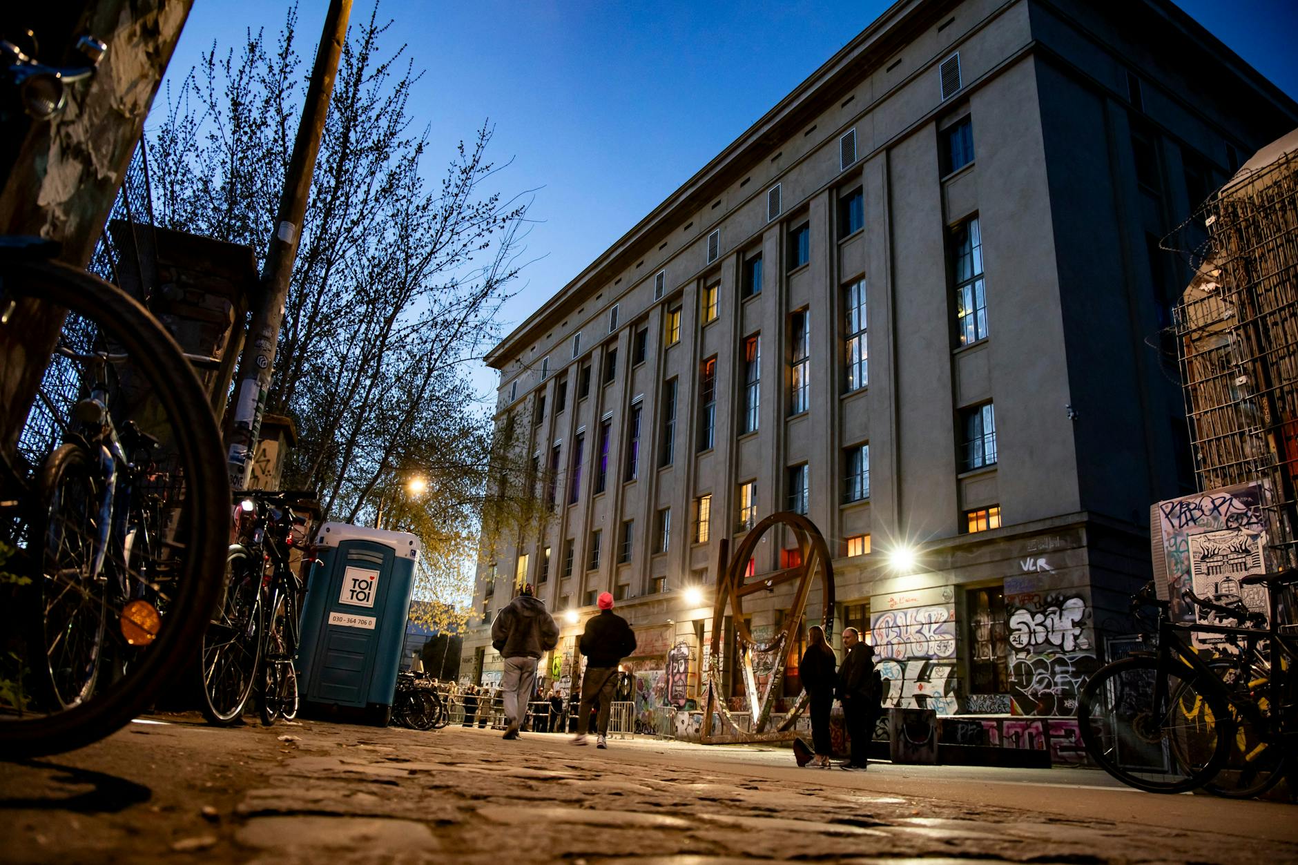 Menschen stehen Schlange vor dem Techno-Klub Berghain in Berlin am 17. März 2024.
