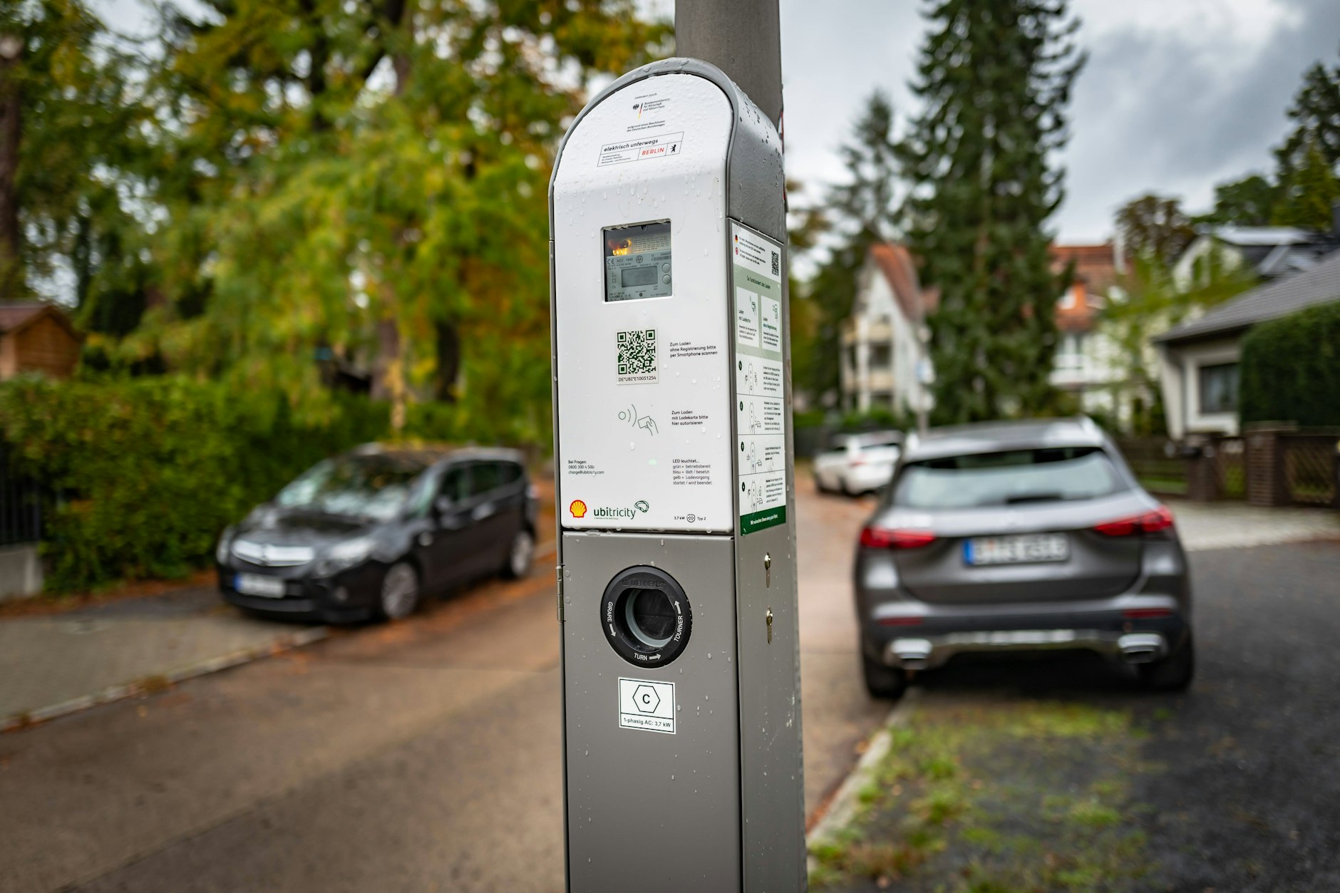 In Berlin-Reinickendorf wurden Laternen in Ladesäulen für Elektroautos umgewandelt.
