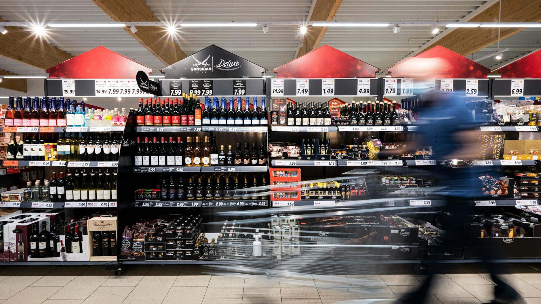Zu Weihnachten bietet Lidl nicht nur Werbeclips zum Weinen, sondern unter anderem auch Glühwein an.