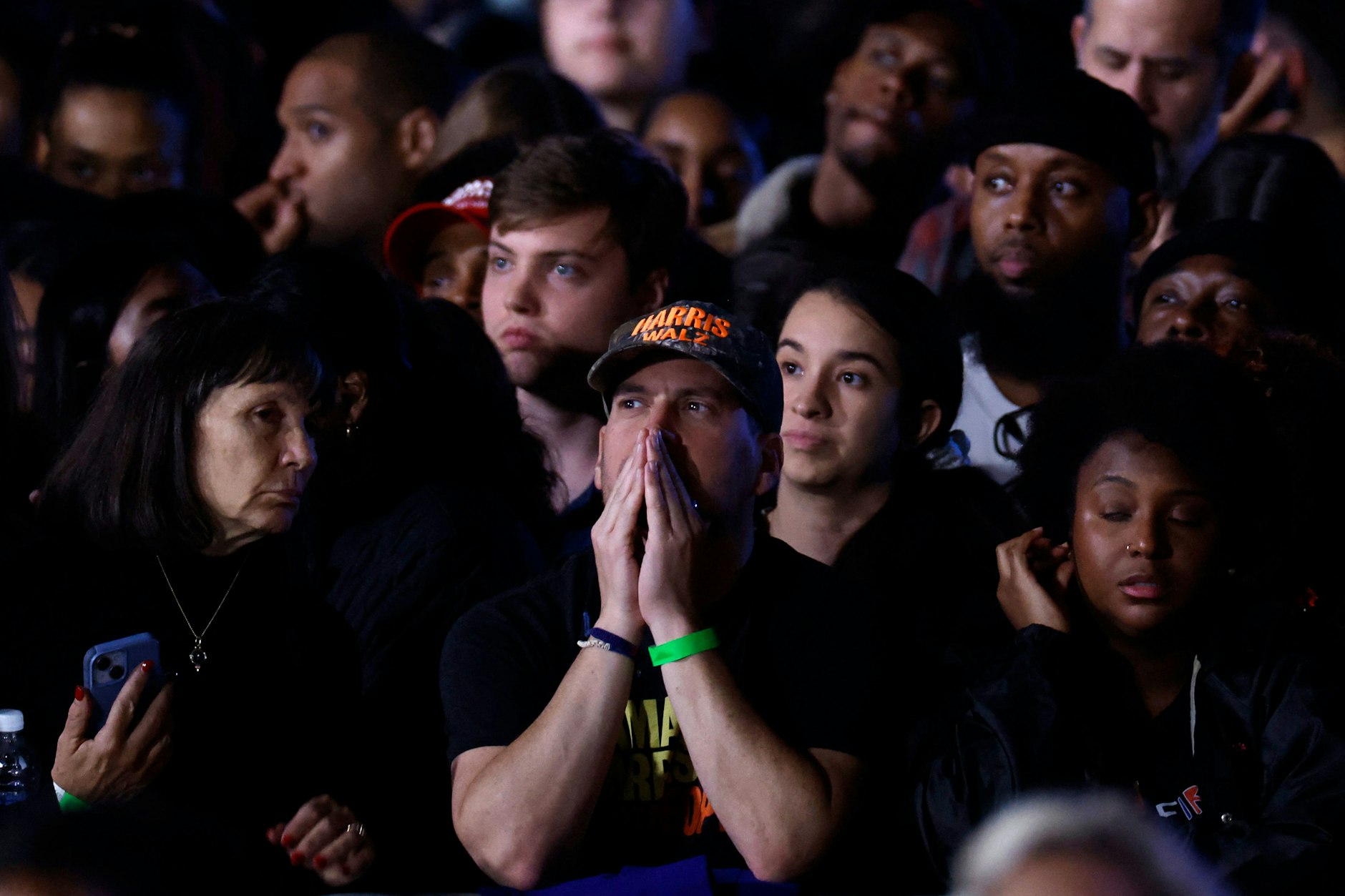 Unterstützer der US-Vizepräsidentin Kamala Harris nehmen an der Wahlparty an der Howard University teil.