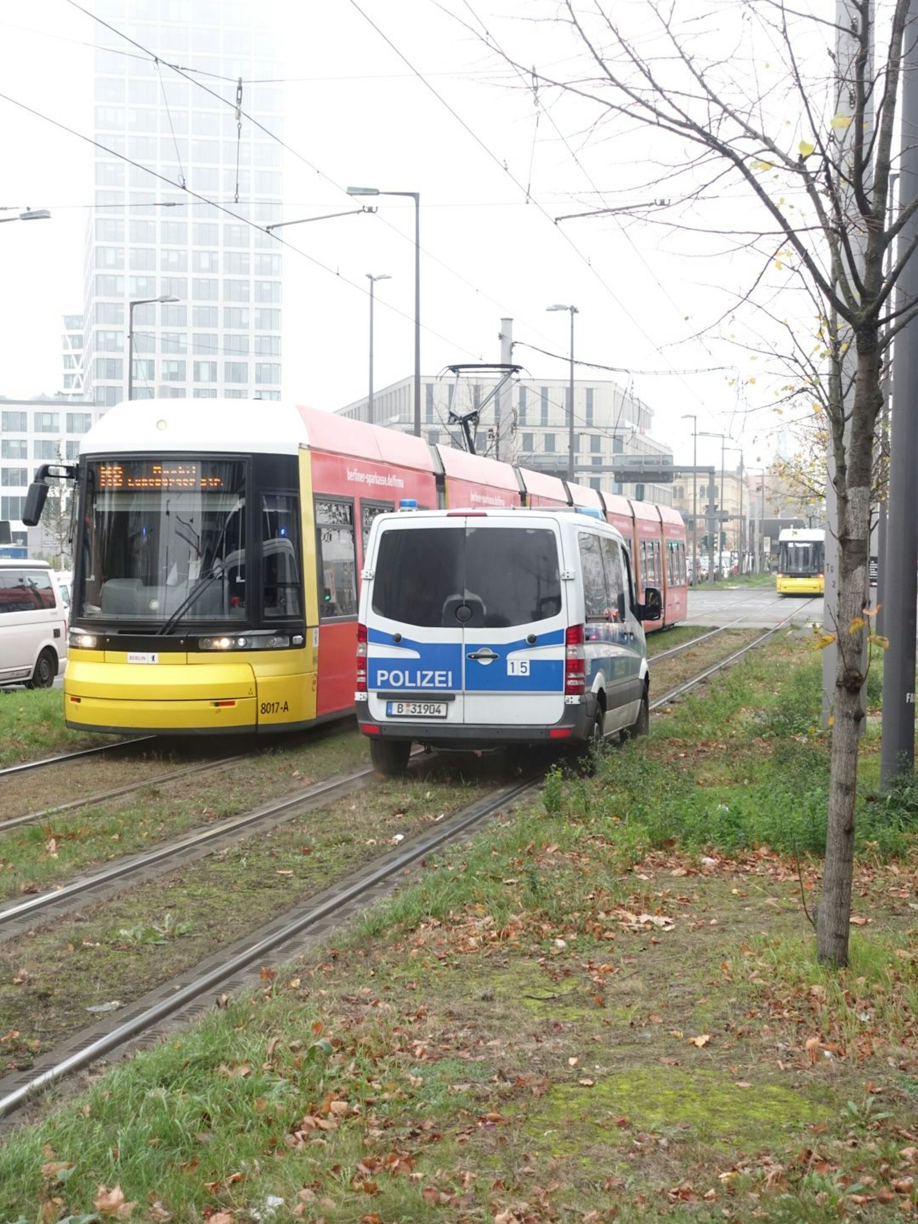 Ein Polizeiwagen im Einsatz weicht über das Gleisbett der Straßenbahn aus.