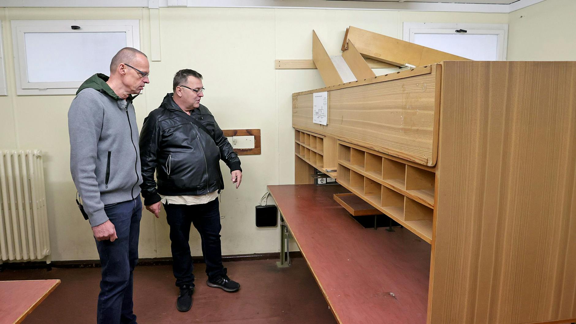 Marc-Dietrich Ohse (li.) und Peter Valdueza (re.) im Gespräch in der Gedenkstätte am ehemaligen Grenzübergang Marienborn.