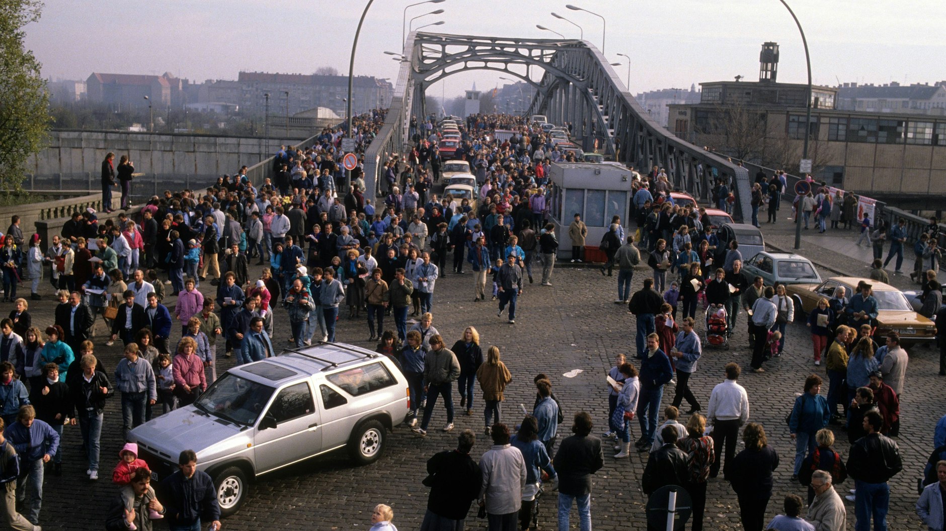 Am Grenzübergang Bornholmer Straße spielten sich in den Tagen nach dem Mauerfall unglaubliche Szenen ab.