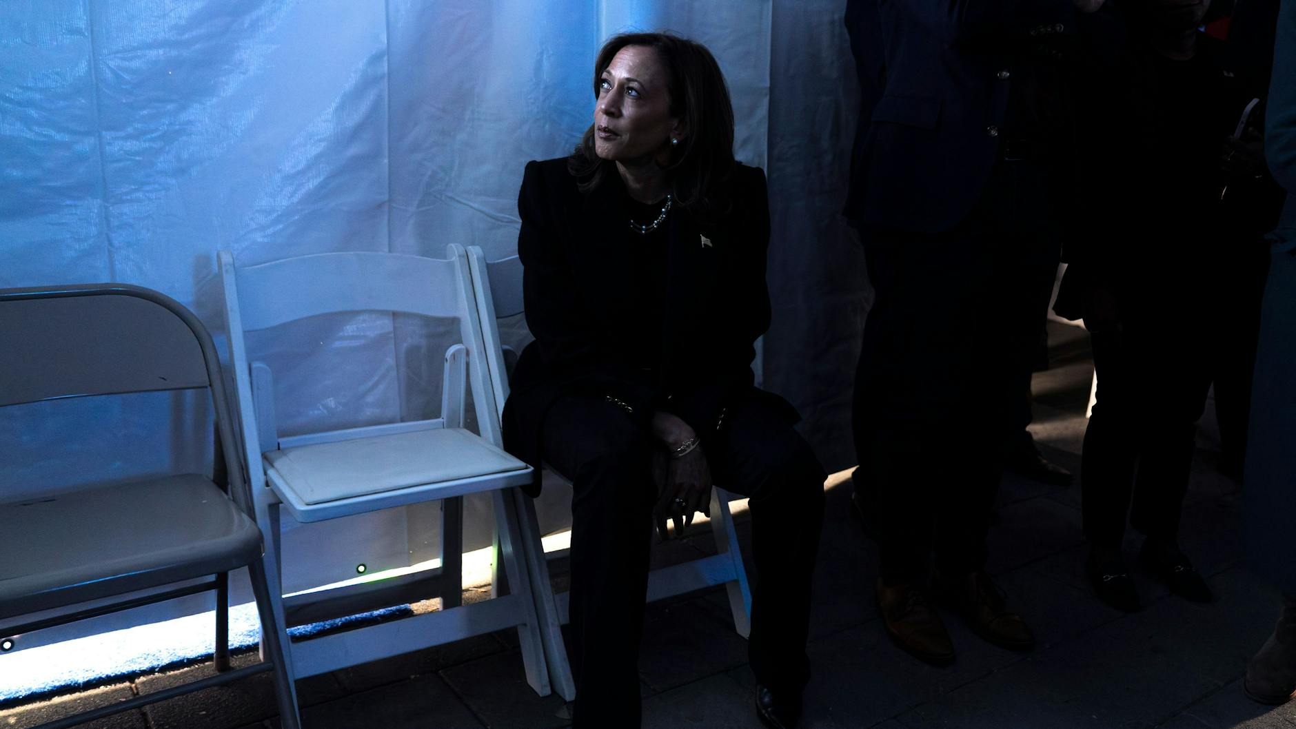 Der Blick auf den Monitor spricht Bände: Kamala Harris ist von den Wahlergebnissen bitter enttäuscht.