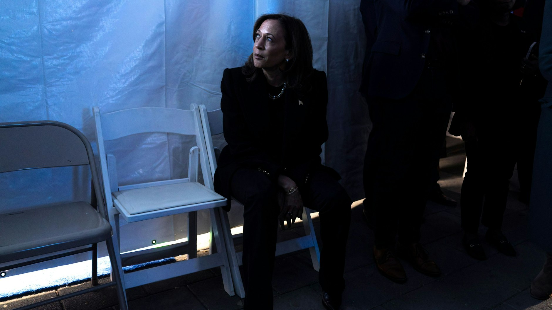 Der Blick auf den Monitor spricht Bände: Kamala Harris ist von den Wahlergebnissen bitter enttäuscht.