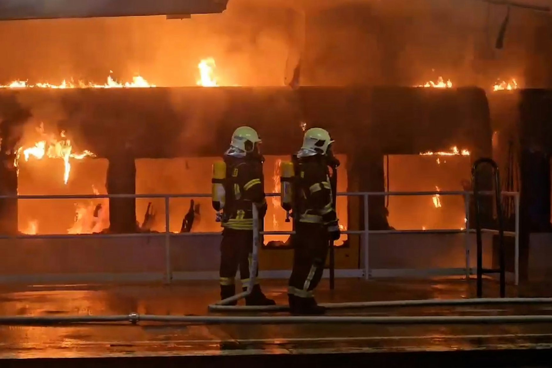 Feuerwehrleute löschen am S-Bahnhof Ahrensfelde den brennenden Zug.&nbsp;
