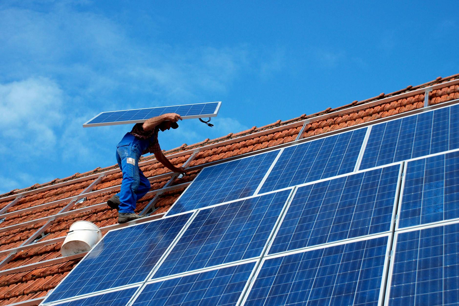 Montage einer Solaranlage auf einem Eigenheim