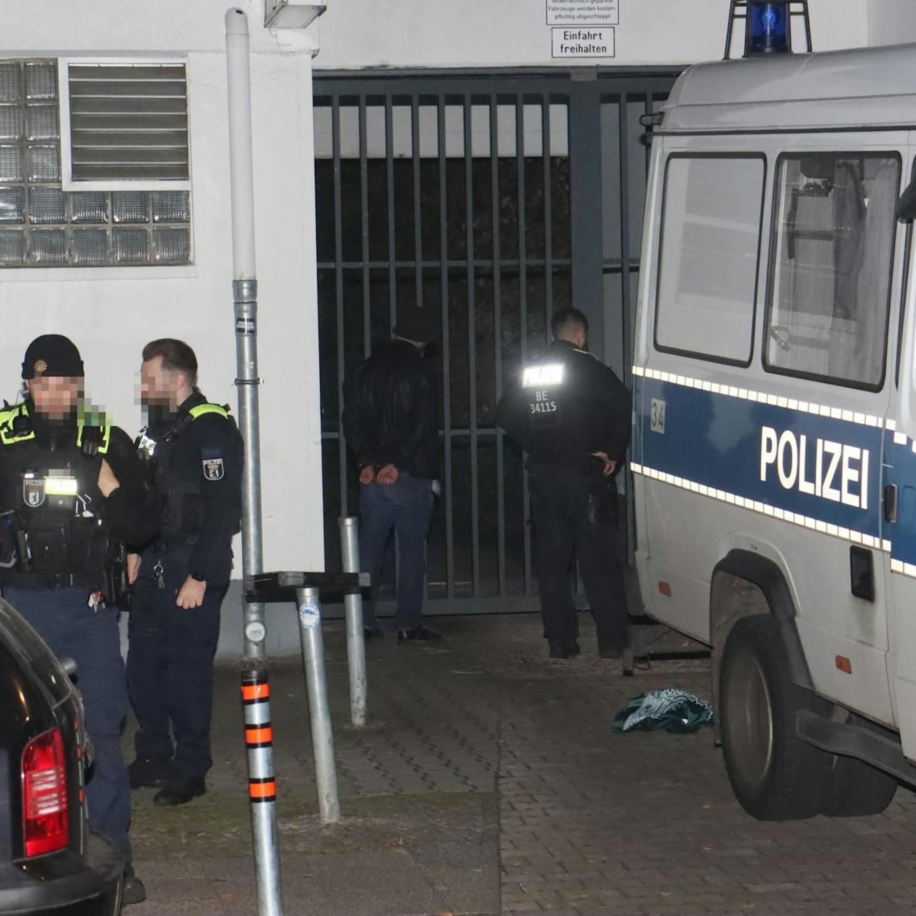 Massenschlägerei in Spandau – Mann stirbt nach Messerstichen