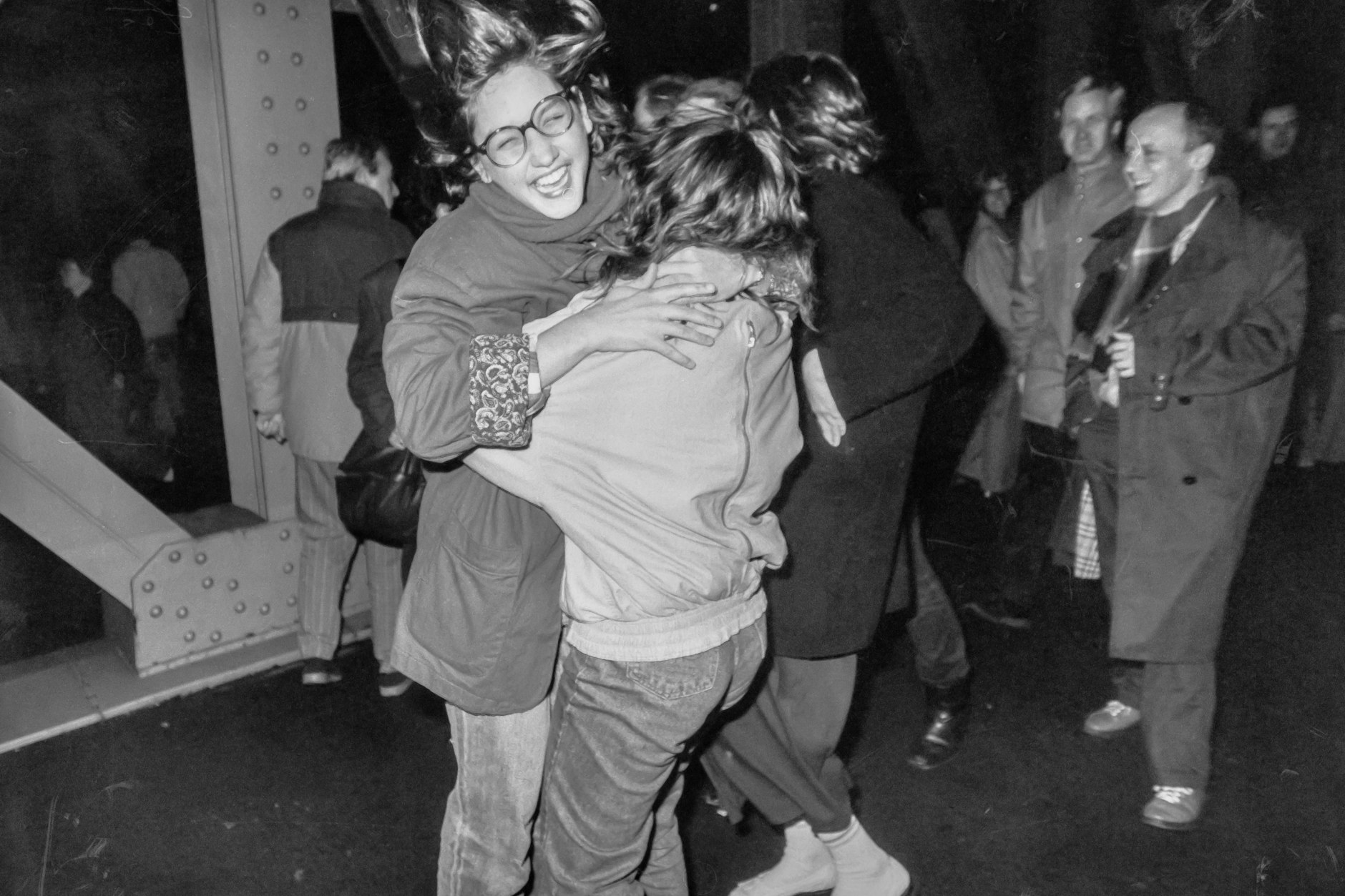 Eine Sternstunde in der deutschen Geschichte: Die Grenzübergänge in Berlin stehen offen, der Mauerfall beginnt. Der Grenzübergang an der Bornholmer Straße öffnet zuerst seinen Schlagbaum.