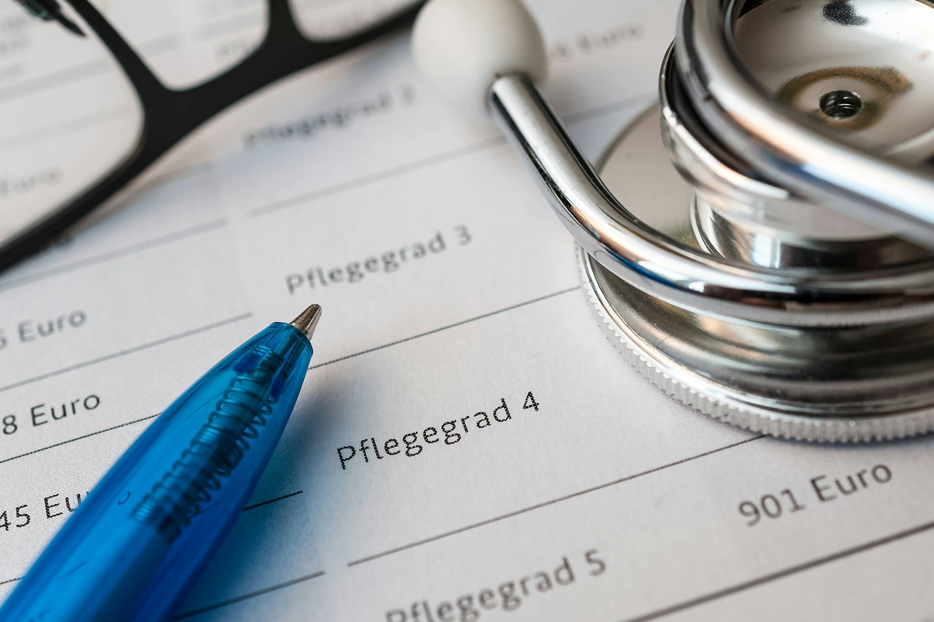 Die Pflegemafia betrügt mit fingierten Pflegegraden.