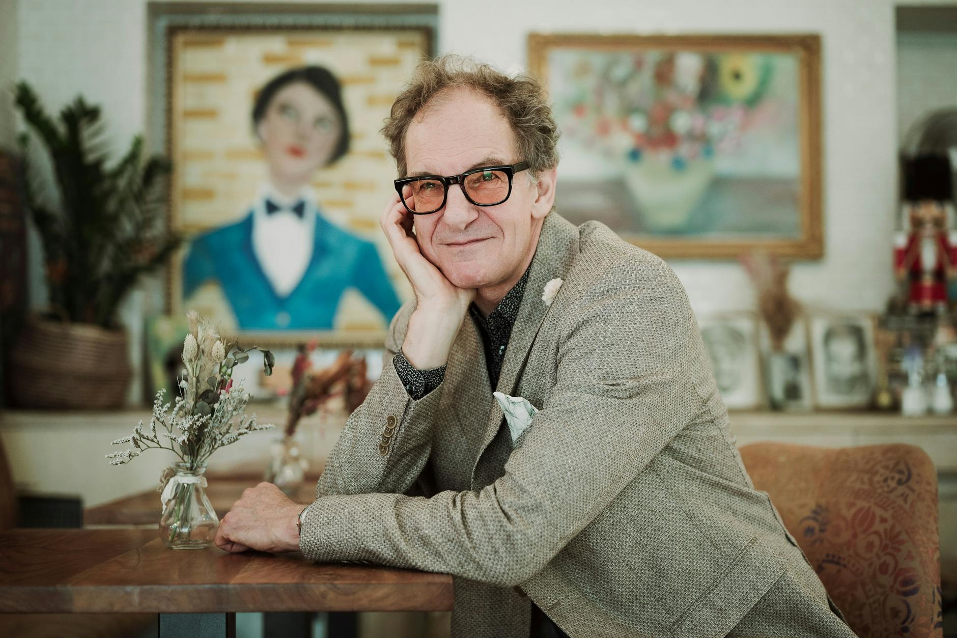 Chin Meyer, Deutscher Kabarettist und Kolumnist im Café La Petit France. Luxus ist für ihn unter anderem guter Kaffee.