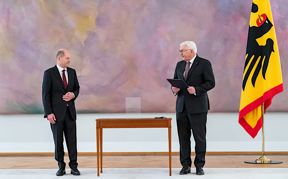 Kanzler Olaf Scholz (l.) erhält von Bundespräsident Frank-Walter Steinmeier seine Ernennungsurkunde. (Archivbild)