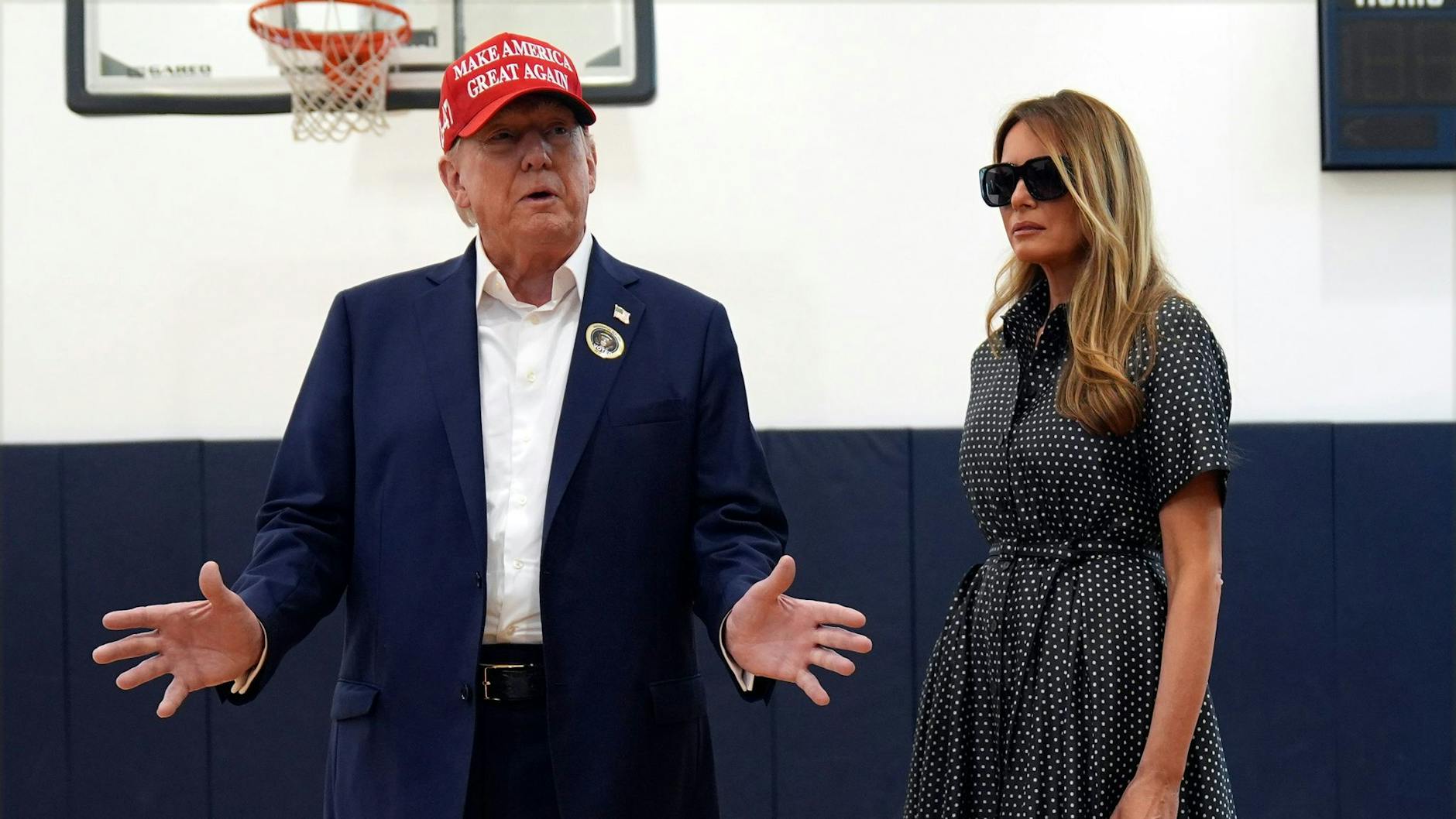 Siegessicher: Der republikanische Präsidentschaftskandidat und ehemalige US-Präsident Donald Trump spricht neben seiner Frau Melania Trump, nachdem sie am Wahltag im Morton and Barbara Mandel Recreation Center gewählt haben. 
