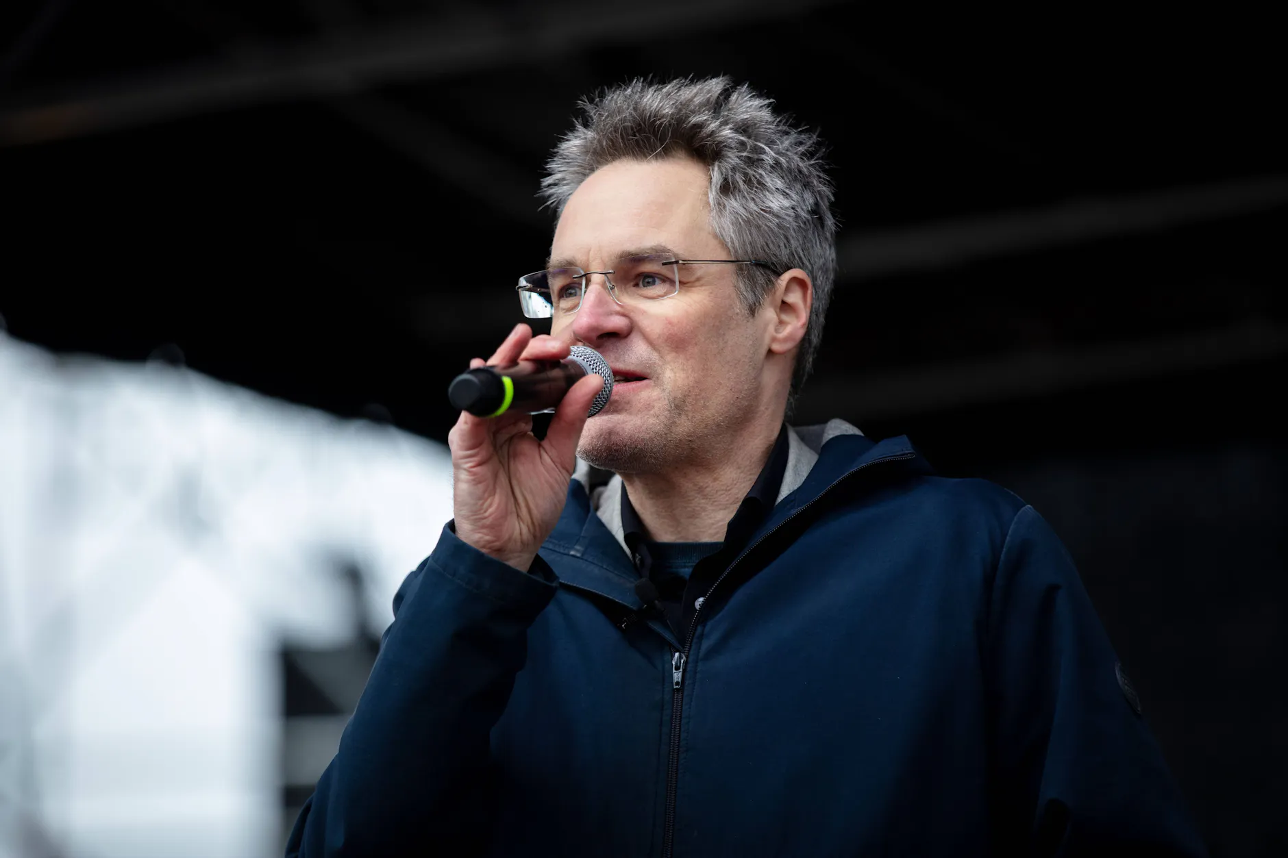 Christoph Bautz, Mitgründer und Geschäftsführer von Campact, bei einer Anti-AfD-Demo. Die NGO fährt eine harte Linie gegen die AfD.