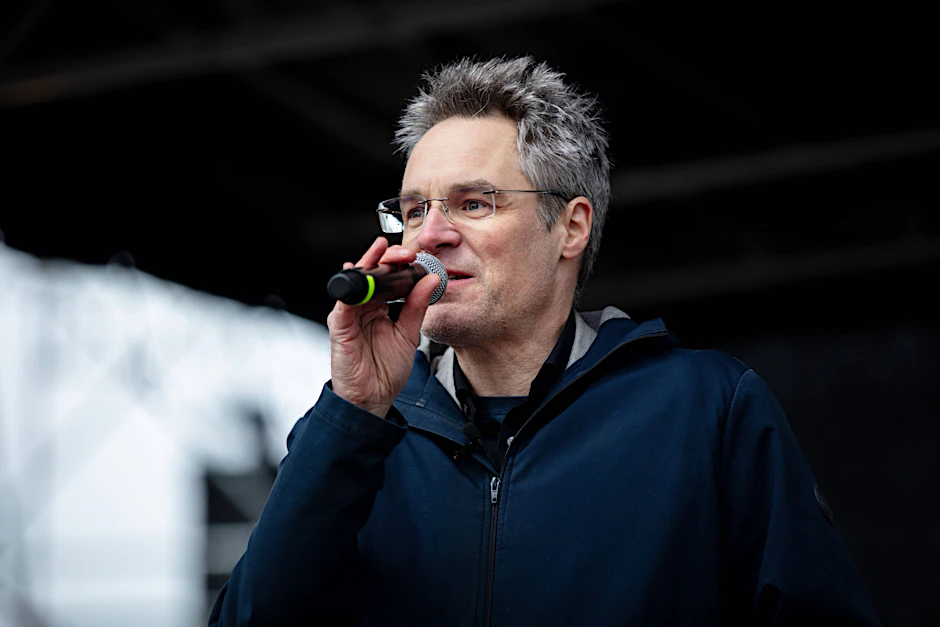 Christoph Bautz, Mitgründer und Geschäftsführer von Campact, bei einer Anti-AfD-Demo. Die NGO fährt eine harte Linie gegen die AfD.