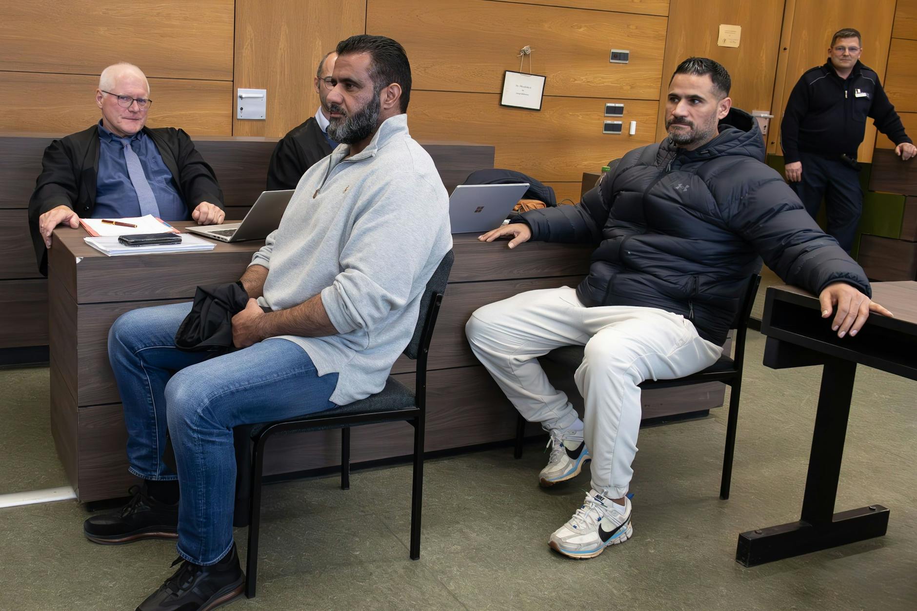 Mohamed Abou-Chaker (l.) und Yasser Abou-Chaker müssen sich vor dem Amtsgericht Tiergarten verantworten.