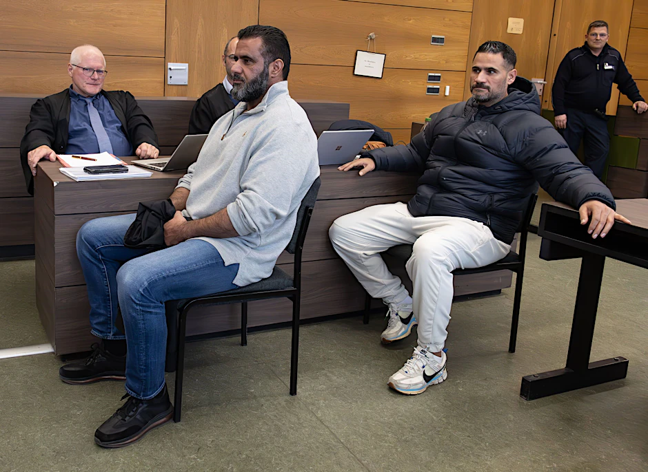 Mohamed Abou-Chaker (l.) und Yasser Abou-Chaker müssen sich vor dem Amtsgericht Tiergarten verantworten.