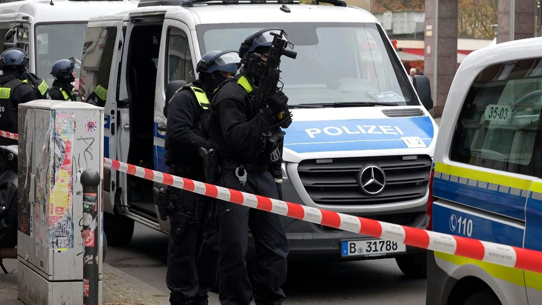 In der Bahnhofstraße in Köpenick sind am Mittwoch vor einer Dönerbude und in einem China-Imbiss Schüsse gefallen. Das SEK war im Einsatz.