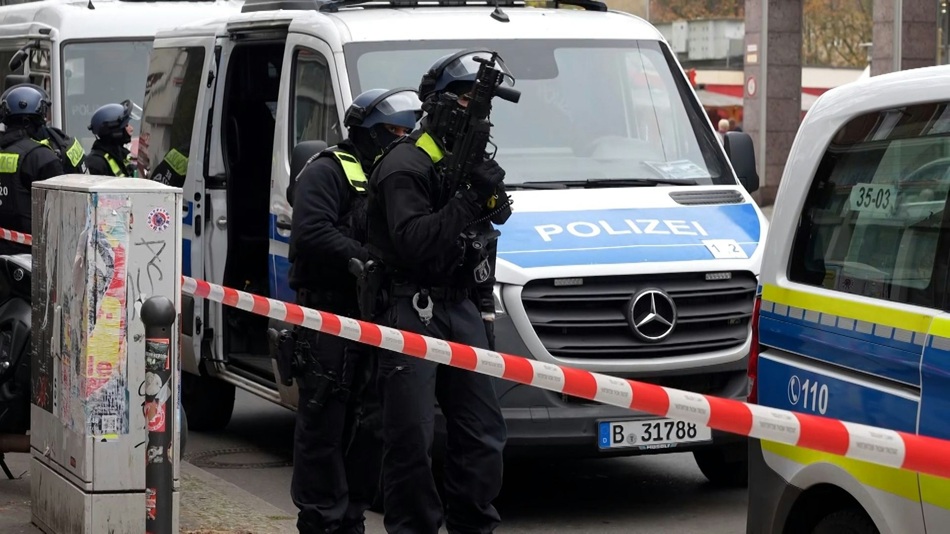 In der Bahnhofstraße in Köpenick sind am Mittwoch vor einer Dönerbude und in einem China-Imbiss Schüsse gefallen. Das SEK war im Einsatz.