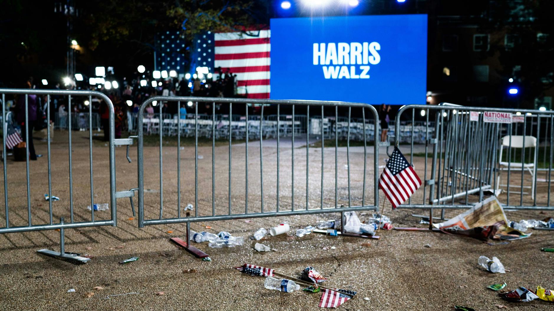 Schon vor dem Ende der Stimmauszählungen war die Wahlparty der Demokraten abgeblasen, bittere Stunden für die Kandidatin Kamala Harris.