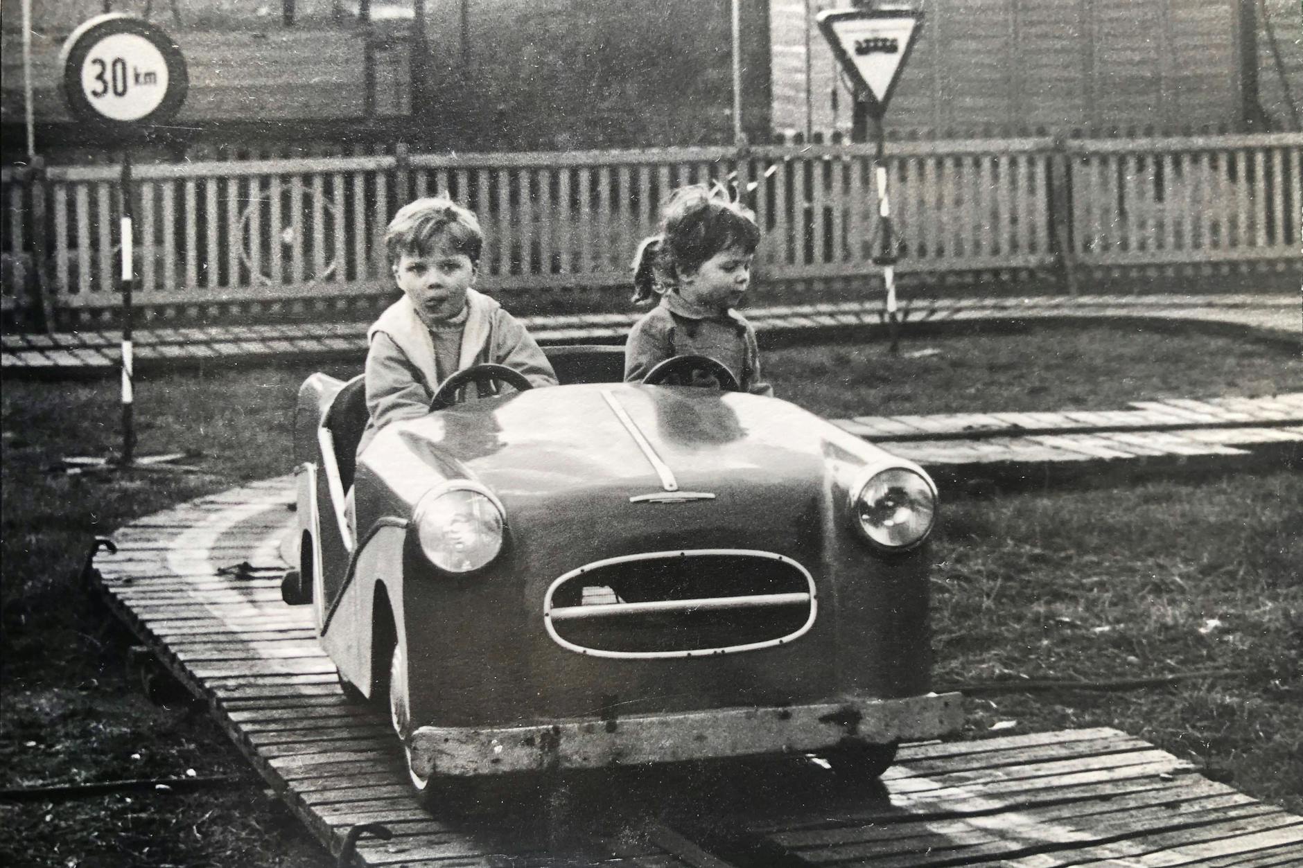 E-Auto in der DDR. Kinder wurden im Arbeiter- und Bauernstaat hofiert und indoktriniert. Sie waren die Zukunft. 