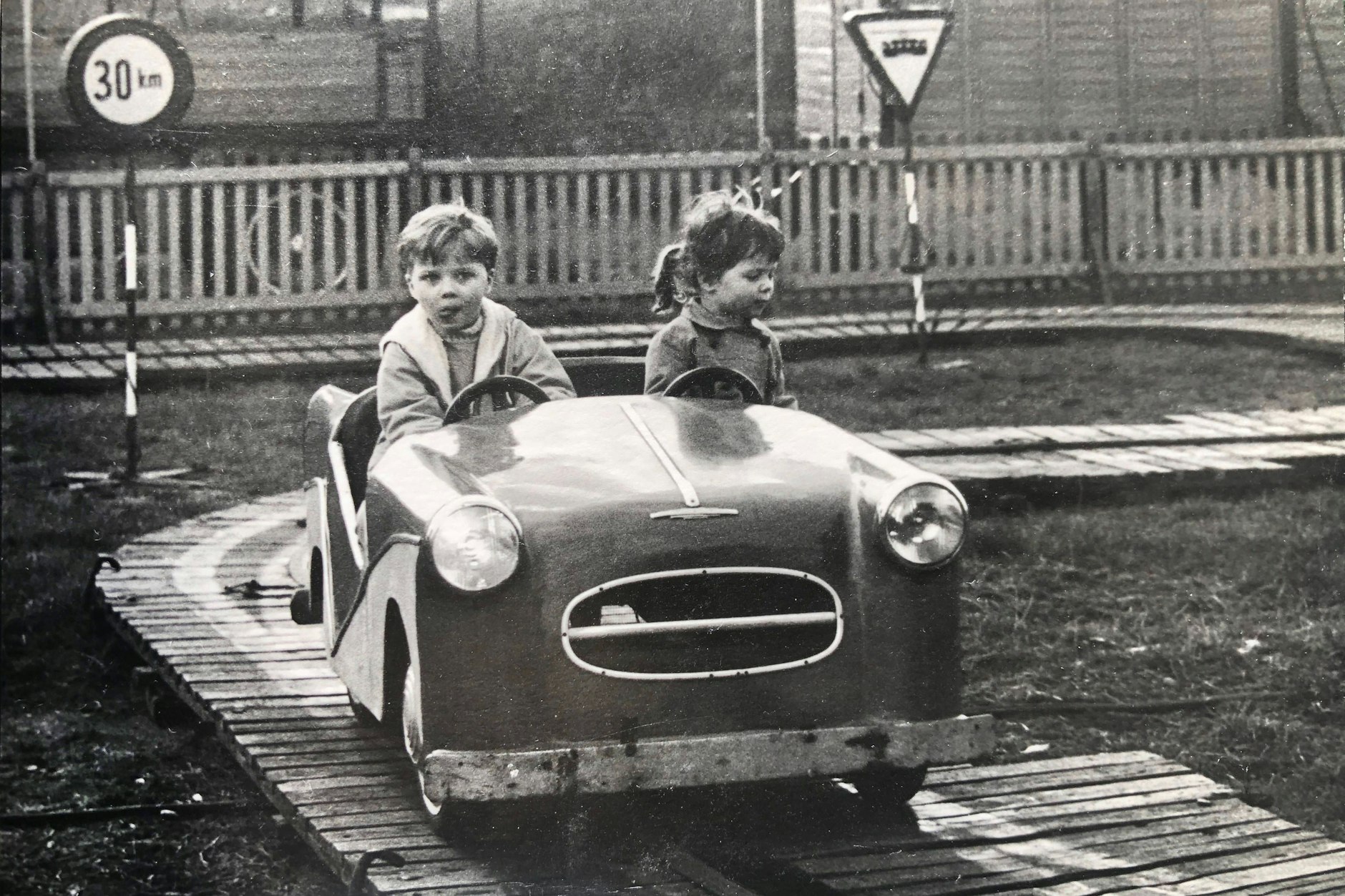 E-Auto in der DDR. Kinder wurden im Arbeiter- und Bauernstaat hofiert und indoktriniert. Sie waren die Zukunft.&nbsp;