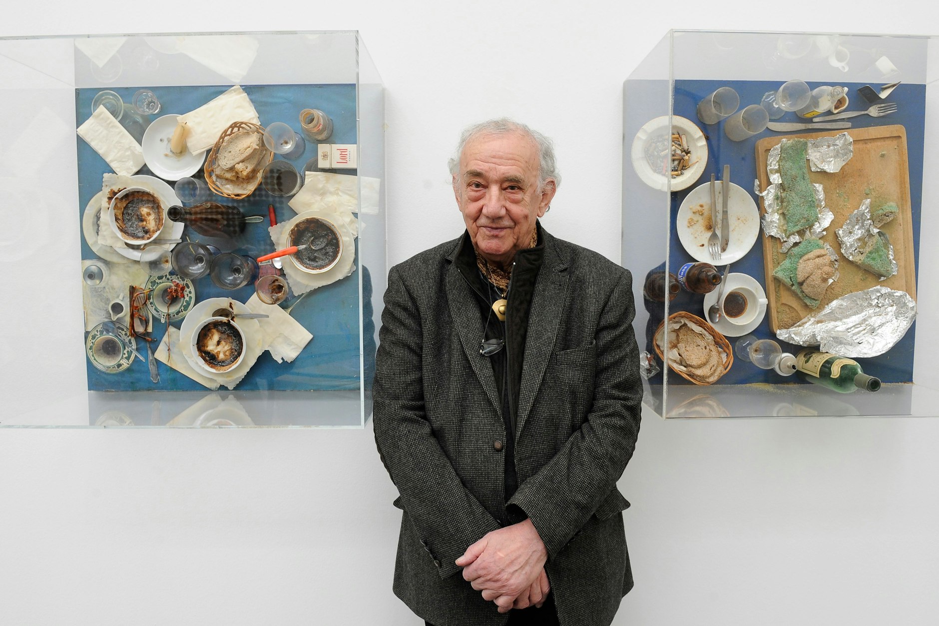 Daniel Spoerri im Jahr 2009 in Düsseldorf vor den Eat-Art-Kunstwerken „Tableau piege“