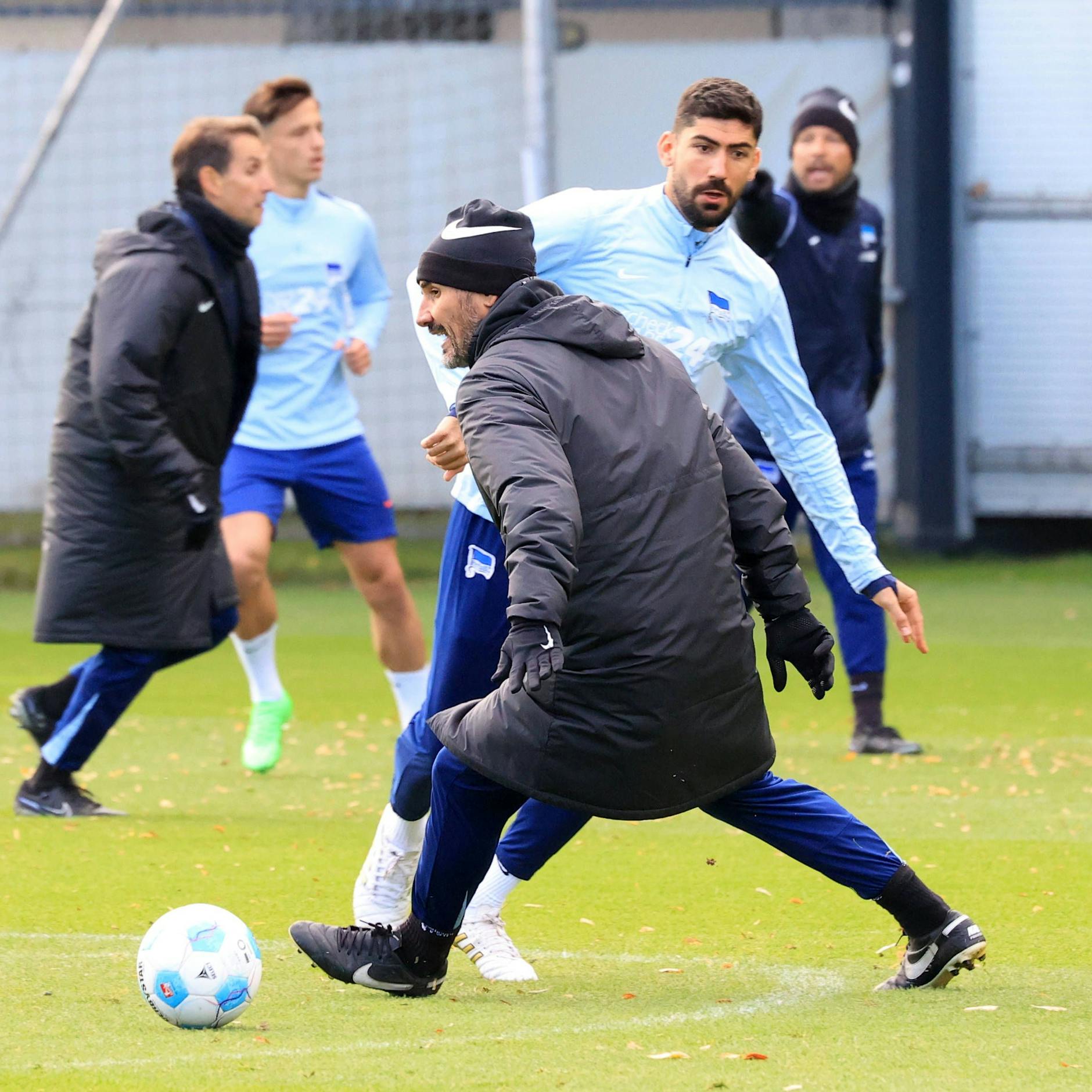 Hertha-Trainer Fiel mischt auch selbst gerne auf dem Platz mit. Da staunt sogar Bouchalakis.