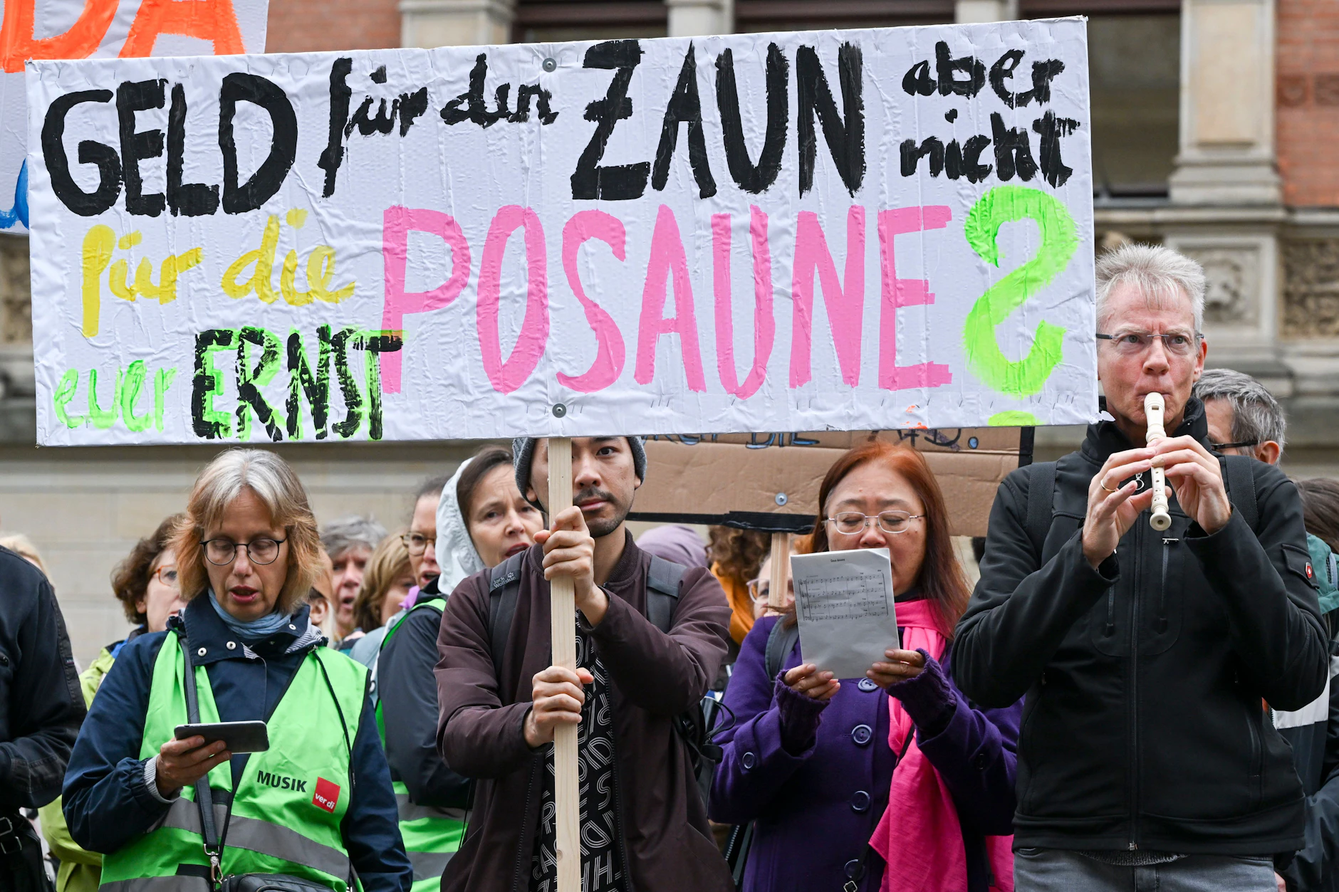 Seit Wochen protestieren Musikschullehrkräfte, Schüler, Schülerinnen und Eltern für den Erhalt der Musikschulen.